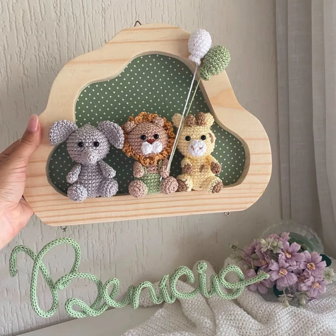 Porta Maternidade Personalizado com Amigurumis safari e Nome em Crochê - foto 4