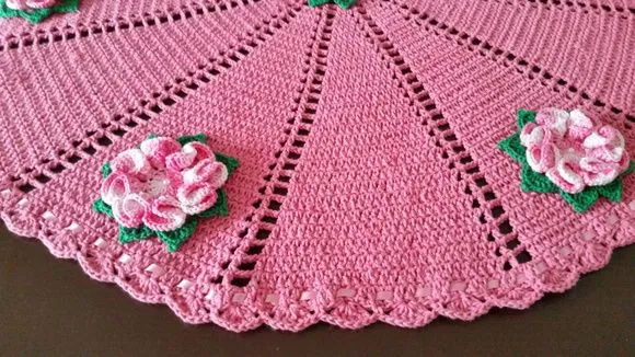 Toalha de Mesa com Aplicação Flores Rosa 90 cm - foto 2