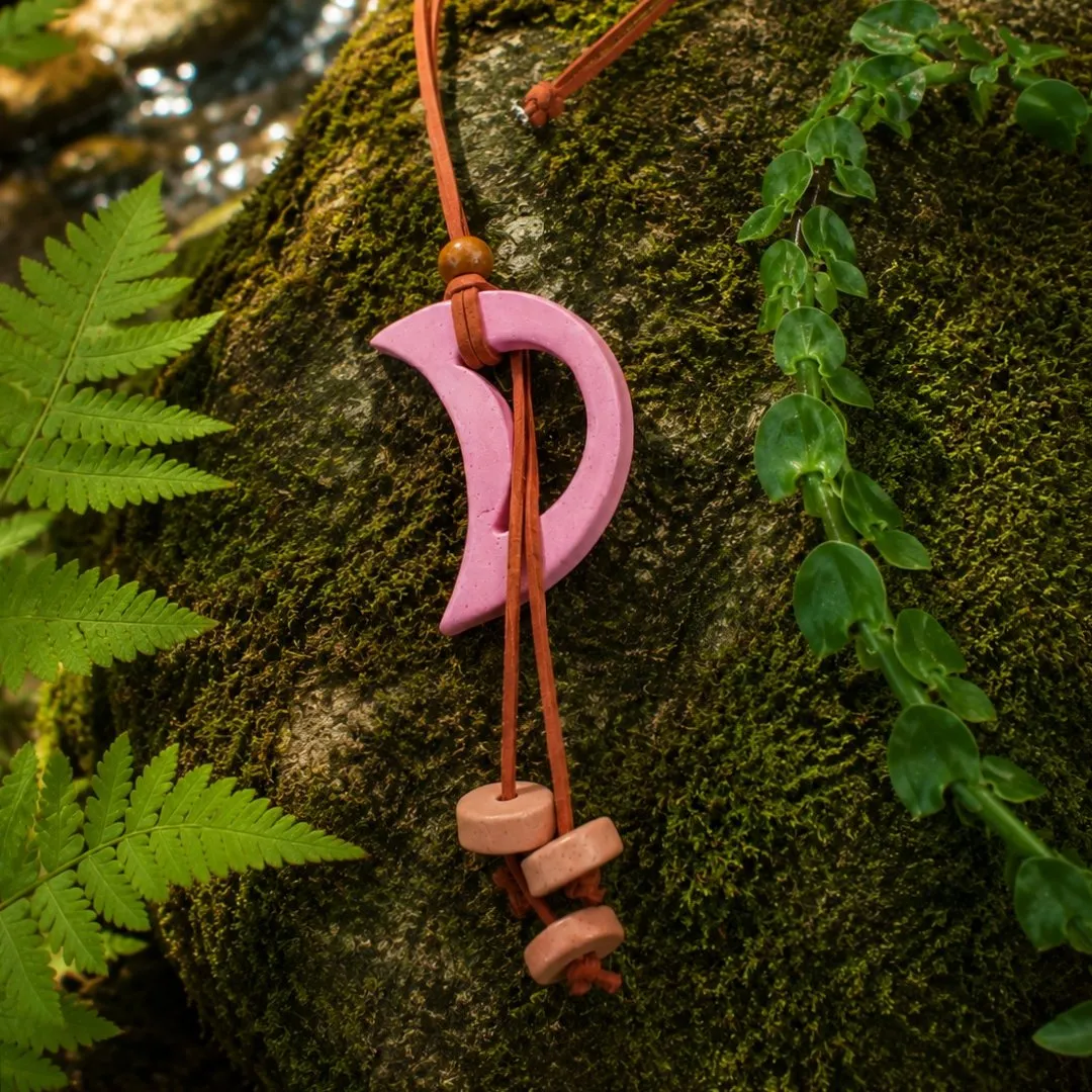 Colar Artesanal em Cerâmica – Movimento - artesanato feito à mão por Nuvem Dourada Biojoias de Cerâmica