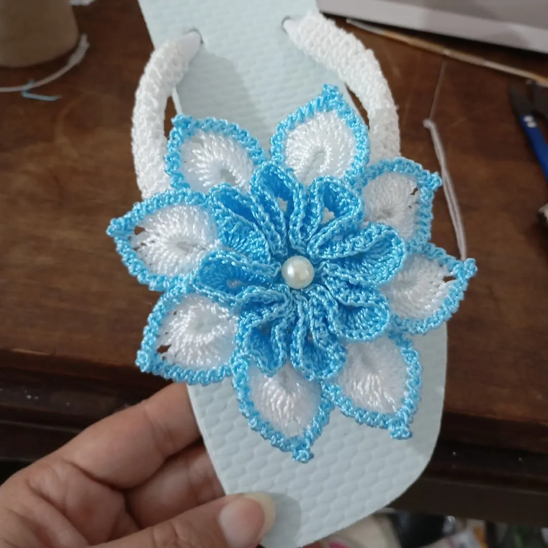 chinelo decorado em crochê - foto 3