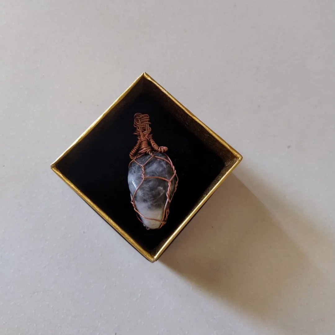 Pingente em Cobre e Pedra Natural - artesanato feito à mão por Luna Dreads e Artes 🌜