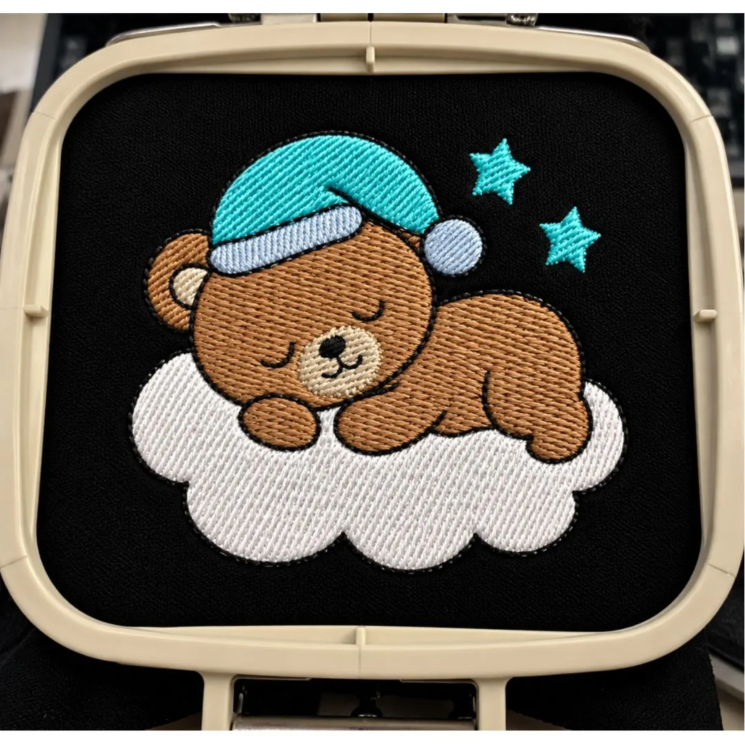 Matriz de Bordado Ursinho Dormindo na Nuvem com Touca – Infantil - artesanato de DLK EMBROIDERY