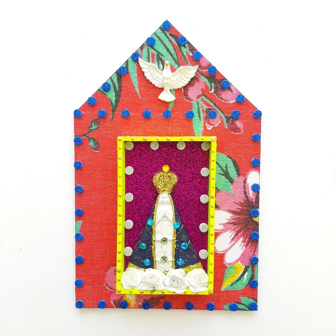 Capelinha de Madeira N. S. Aparecida - artesanato de Estudio Bananeira