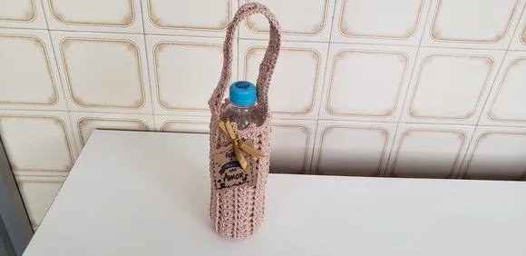 Capa para Garrafinha Água Mineral 500ml Crochê Porcelana - artesanato de Mari Crochê feito com carinho!