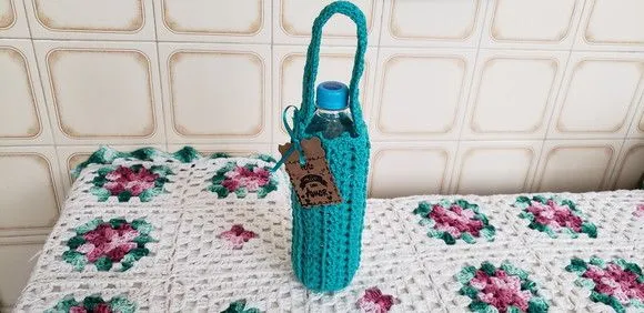 Capa para Garrafinha Água Mineral 500ml Crochê Verde Piscina - foto 4