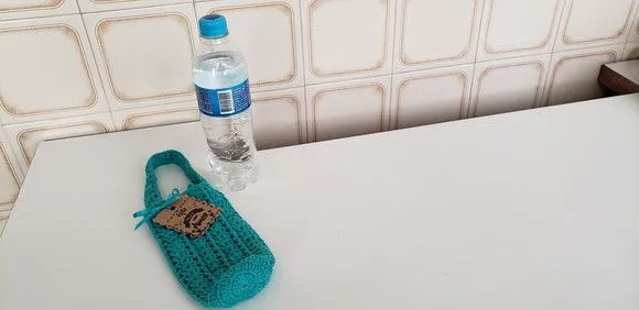 Capa para Garrafinha Água Mineral 500ml Crochê Verde Piscina - foto 2
