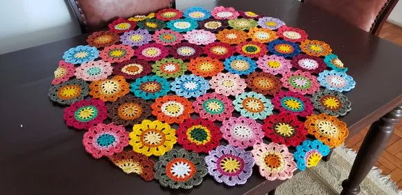 Toalha Flores Japonesa em Crochê Redonda (80 cm )