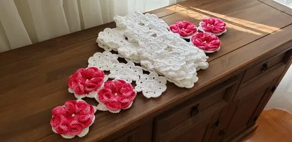 Trilho de Mesa em Crochê Branco com Flores Mescla Pink - foto 2