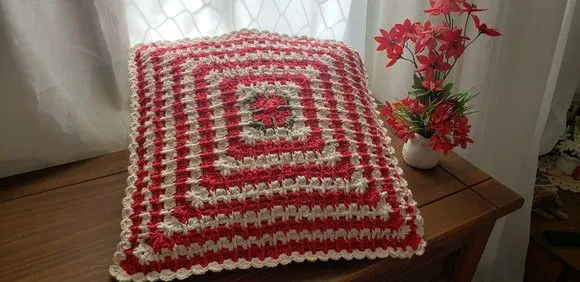 Capa para Almofada em Crochê Relevo - Vermelho e Cru - foto 2