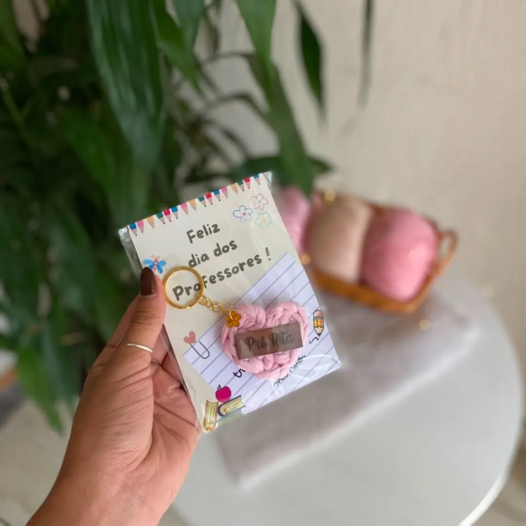 Chaveiro Dia dos Professores em Crochê | Lembrancinha Personalizada - artesanato feito à mão por Crochê com amor BP