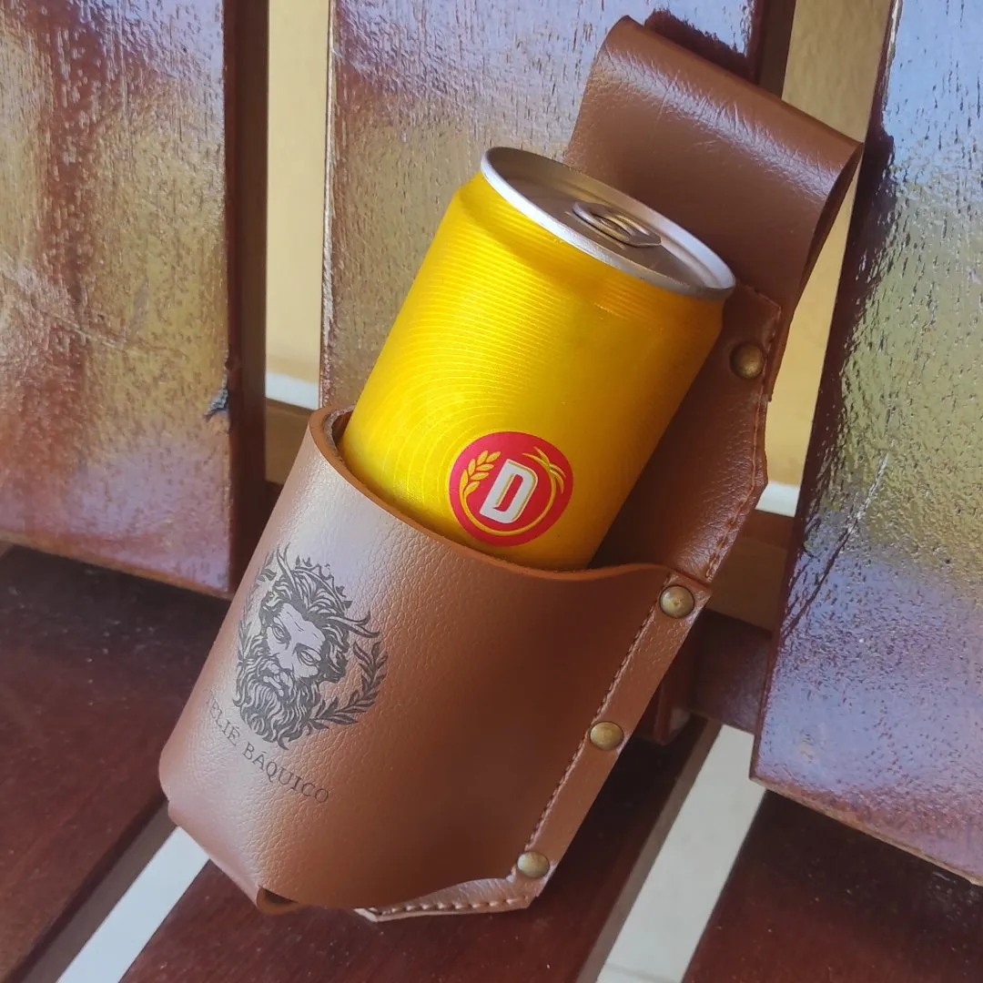 Porta-Cerveja Artesanal Personalizado a Laser em Couro Sintético - artesanato feito à mão por Ateliê Báquico