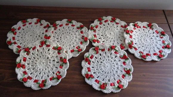 Porta Copos Crochê Branco com Rococó Vermelho 14 cm 6 Unid. - foto 5