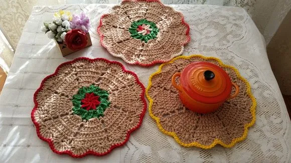 Descanso de Panelas em Crochê 03 Peças (bege) 24 cm - artesanato de Mari Crochê feito com carinho!