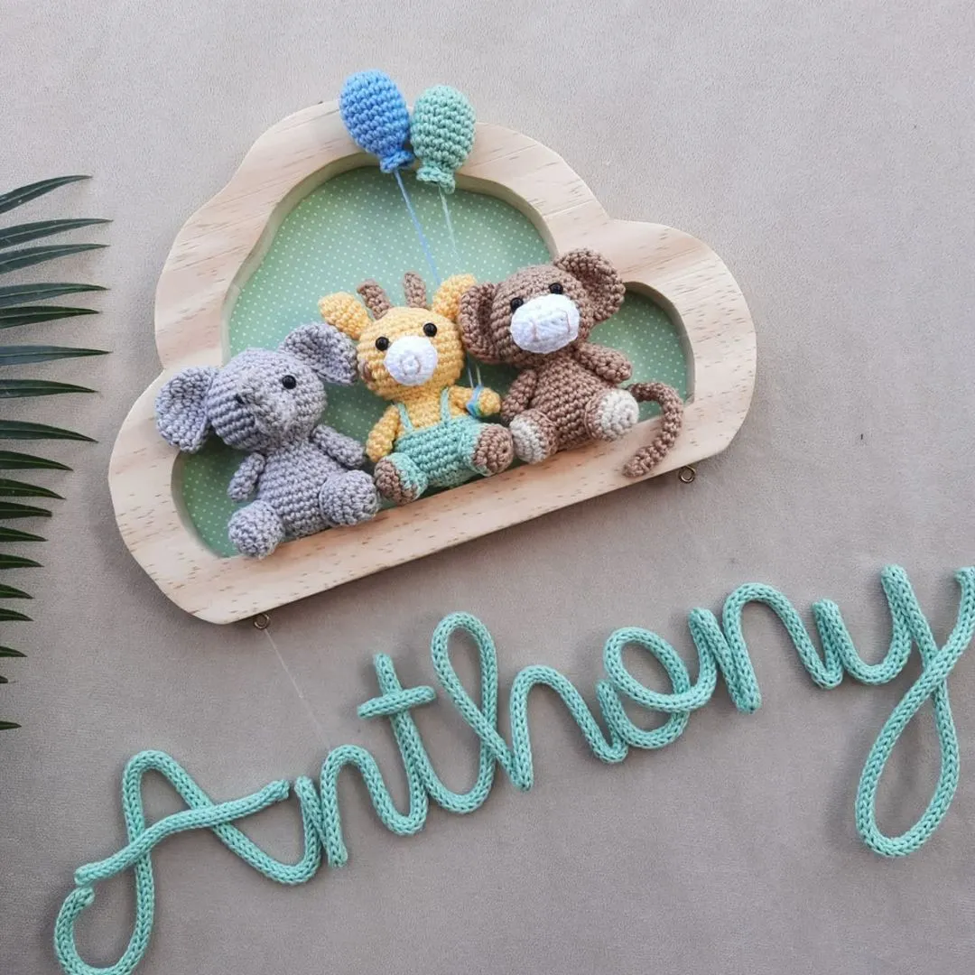 Porta Maternidade Personalizado com Amigurumis safari e Nome em Crochê - foto 8