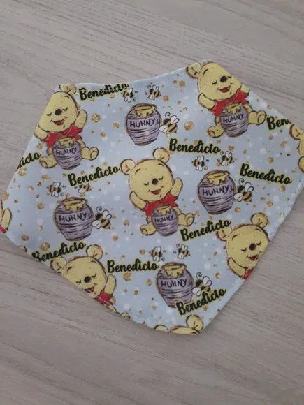 Babador bandana Ursinho Pooh - artesanato feito à mão por Innovare Studio