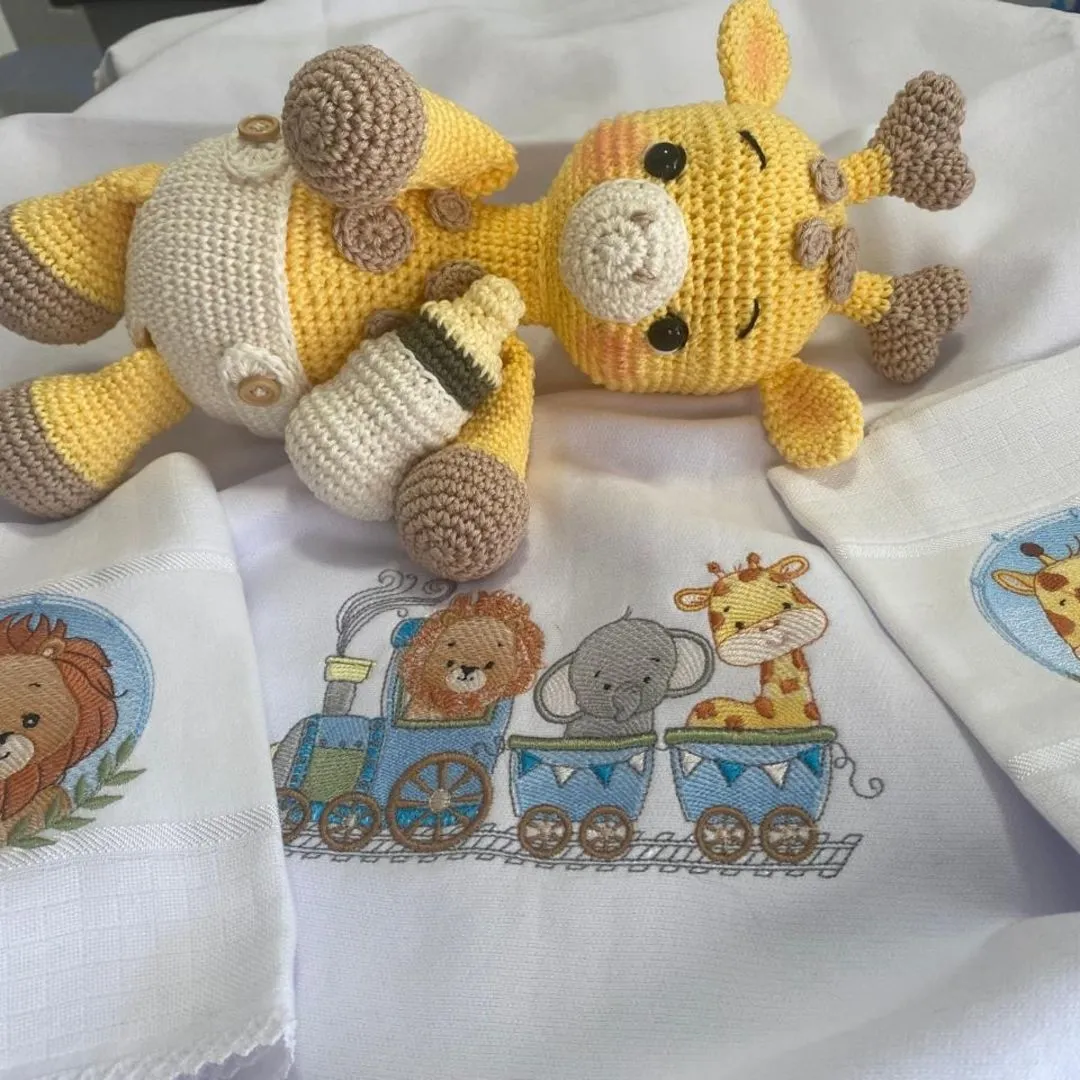Girafa em amigurumi 100% algodão, manta em algodão 90x90cm e fraldinhas de boca (bordadas com o tema de sua preferencia) - artesanato feito à mão por Atelie Patty Buonacorsi
