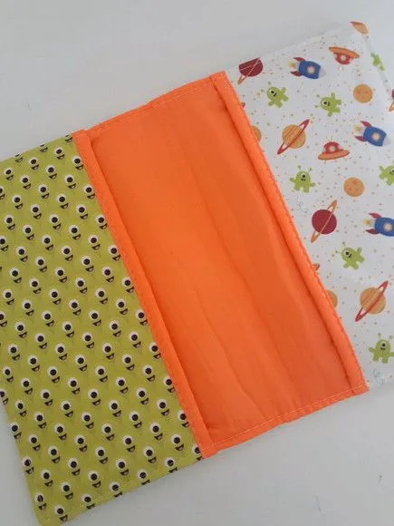 Capa para caderneta de vacinação - artesanato feito à mão por Innovare Studio