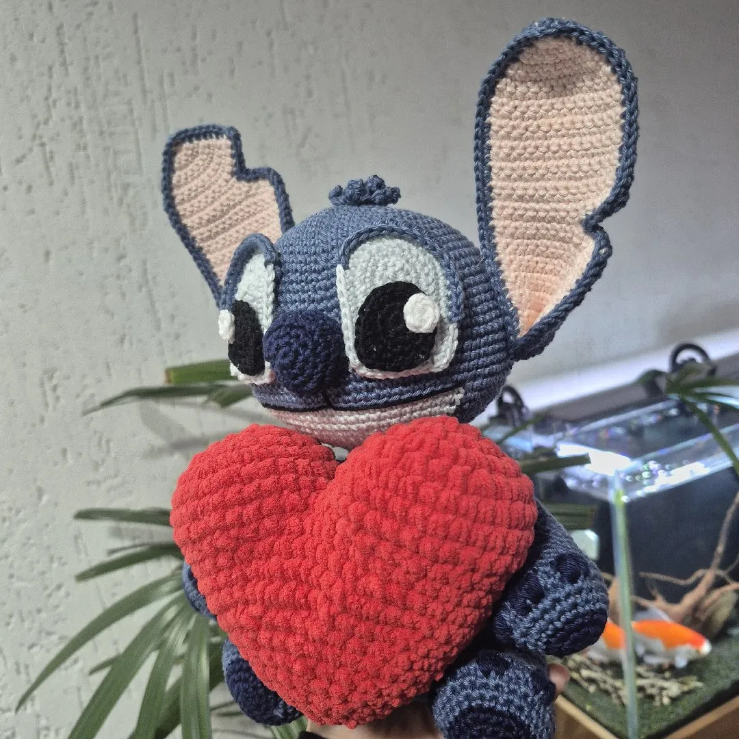 Stitch com coração em amigurumi - artesanato feito à mão por Drica & Bu Crochê