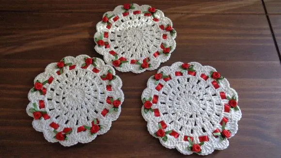 Porta Copos Crochê Branco com Rococó Vermelho 14 cm 6 Unid. - foto 2
