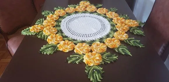 Centro de Mesa Crochê Floral Amarelo Mesclado 95 cm x 45 cm - foto 5