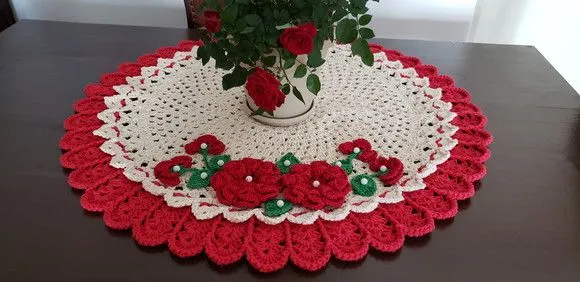 Centro de Mesa em Crochê Romântico Flores e Botões (75 Cm) - foto 2