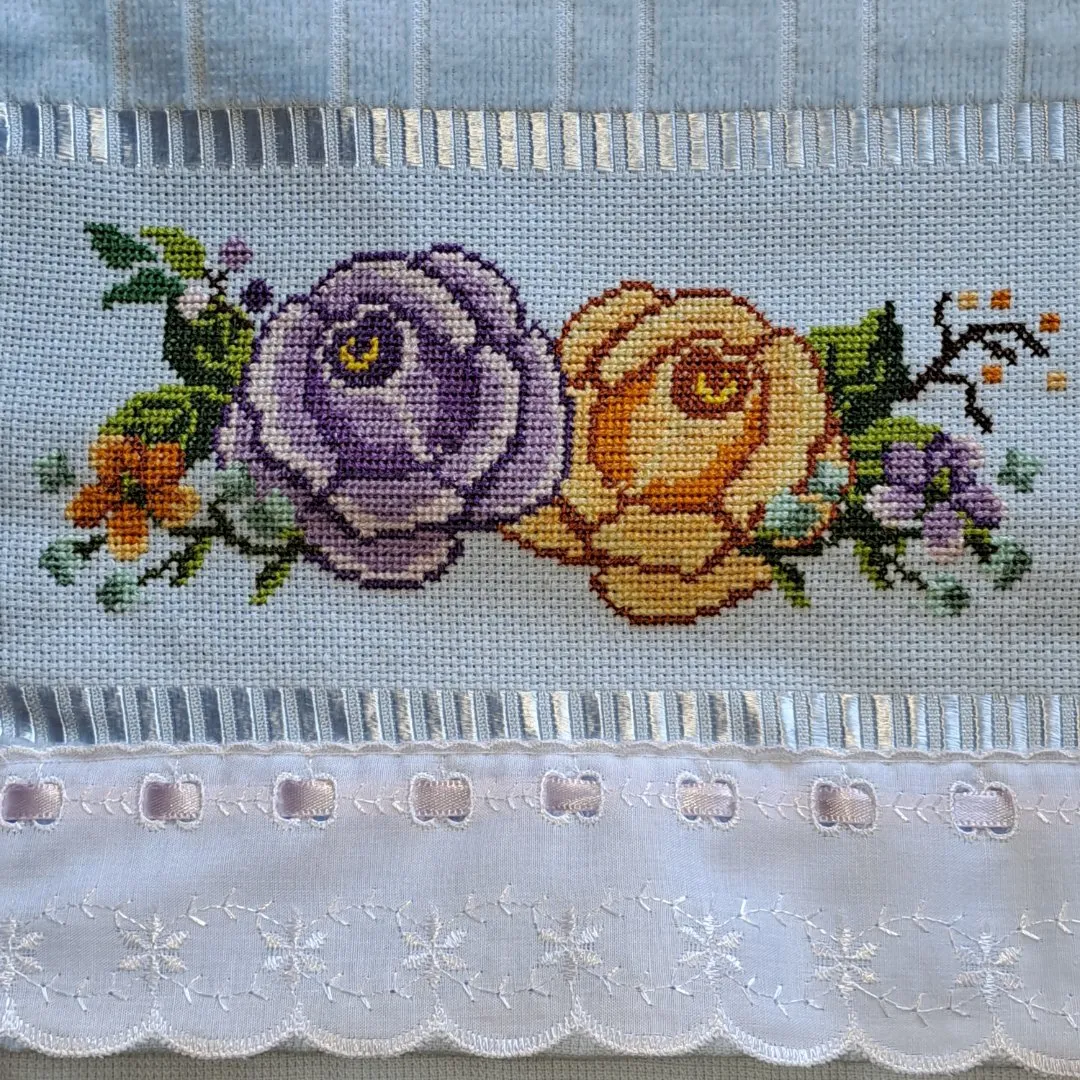 Toalha de rosto bordada em ponto cruz - foto 3