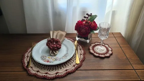 Kit Sousplat em Crochê Porcelana com Café (18 Peças) - artesanato de Mari Crochê feito com carinho!