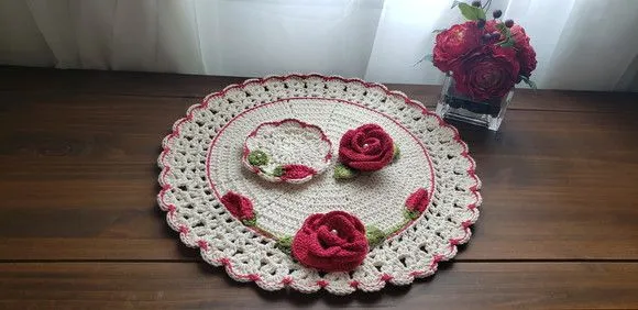 Sousplat em Crochê Botões de Rosa (02 Pessoas) - artesanato de Mari Crochê feito com carinho!