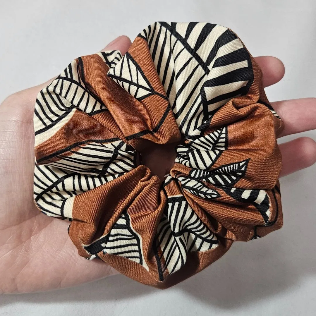 Kit com 10 Scrunchies Artesanais – Estampas Sortidas - foto 3