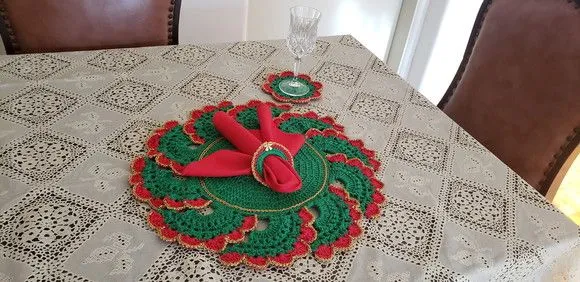 Kit Sousplat em Crochê Verde Vermelho Fio Dourado 02 Pessoas - foto 3