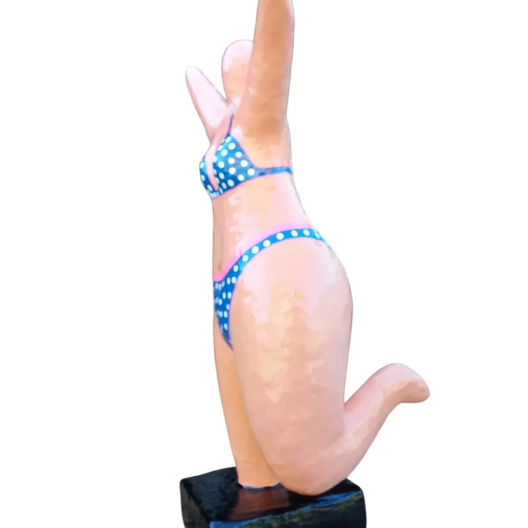 Escultura de uma mulher em movimento - foto 4