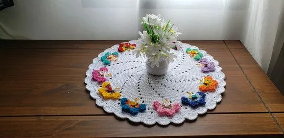 Centro de Mesa em Crochê Mini Borboletas (40 cm Diâmetro)