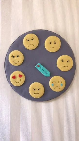 Relógio Lúdico das Emoções em Feltro - artesanato feito à mão por edeatelier
