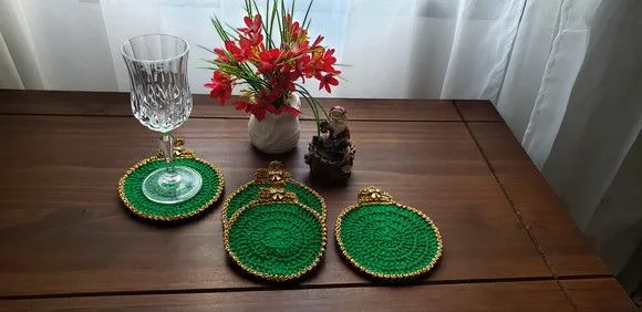Descanso de Taças em Crochê Bolas de Natal Verde