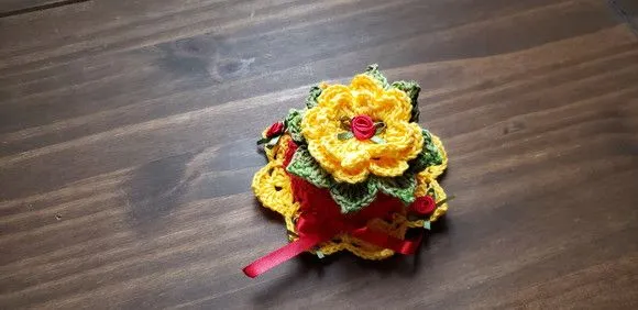 Capa para Potes em Crochê Vermelho com Flores Amarelas - foto 3