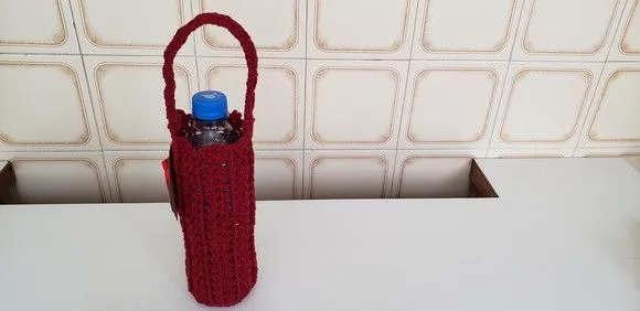 Capa para Garrafinha de Água Mineral 500 ml Crochê - Bordô - foto 5