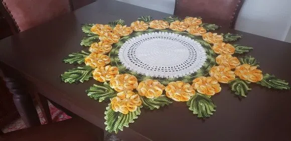 Centro de Mesa Crochê Floral Amarelo Mesclado 95 cm x 45 cm - foto 2