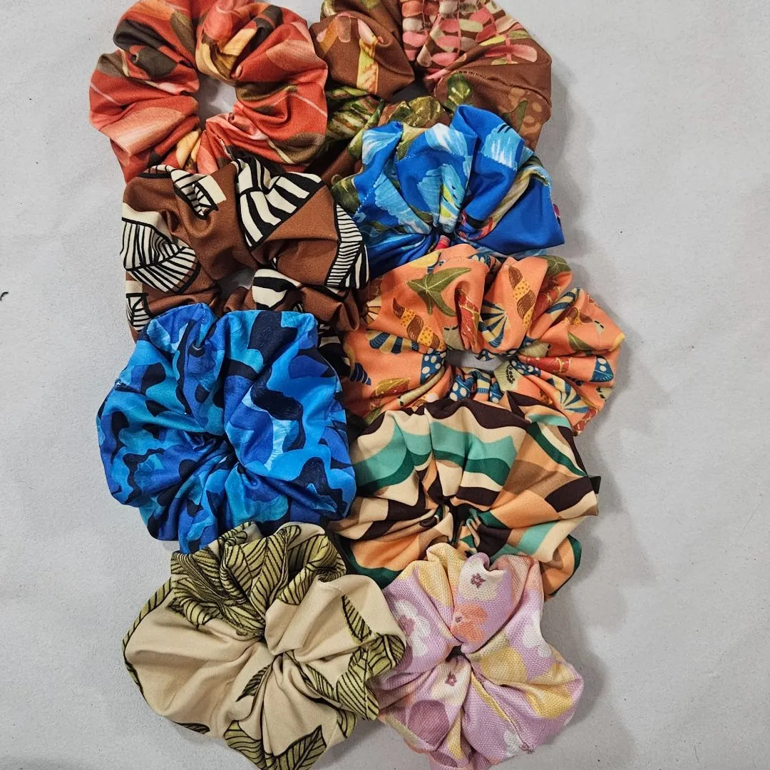 Kit com 10 Scrunchies Artesanais – Estampas Sortidas - foto 8