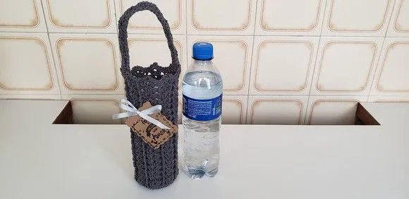 Capa para Garrafinha de Água Mineral em Crochê - Cinza - foto 2