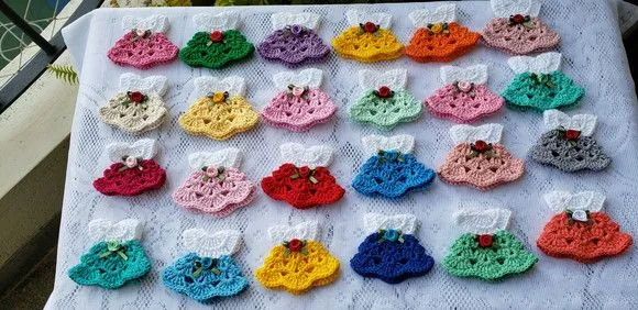 Imã Geladeira Crochê Mini Vestidinhos Coloridos 7 cm x 6 cm - foto 5