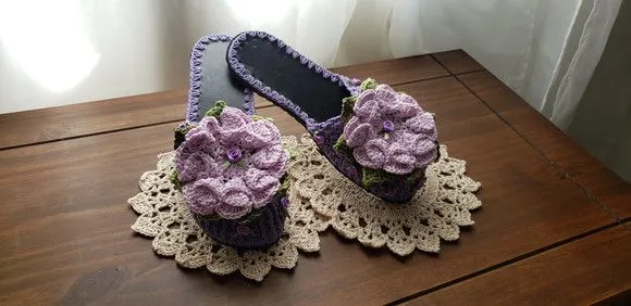 Chinelo de Quarto em Crochê Flor Camélia Lilás Número 38 - foto 4