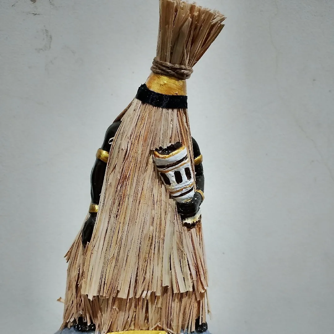 omulu em gesso com palha da costa25 cm
