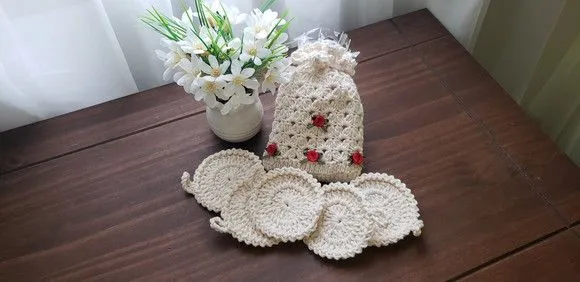 Ecopad (05 Unidades) e Bolsinha de Crochê Rococó Vermelho