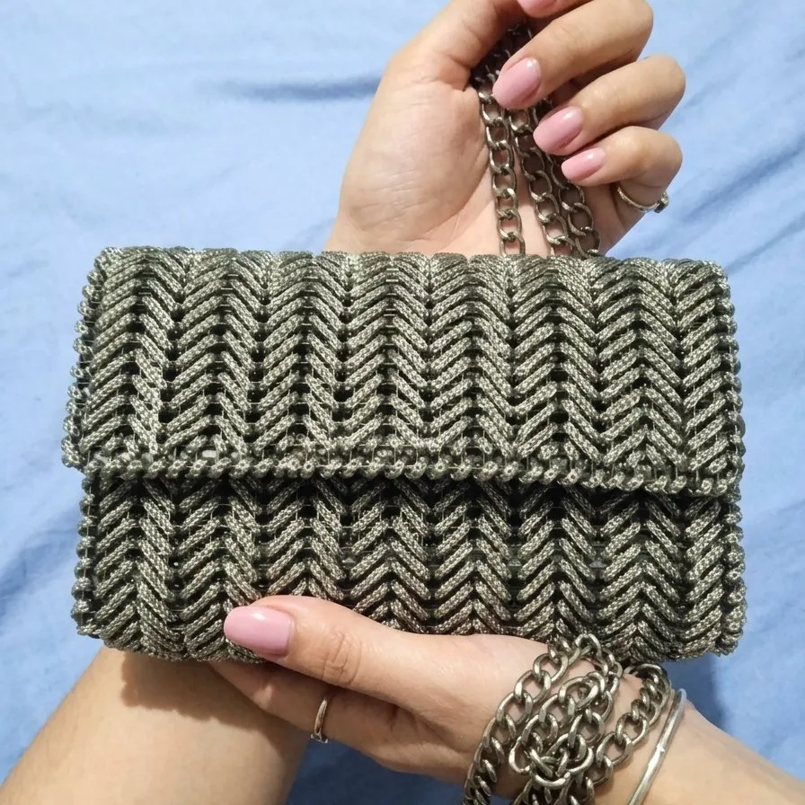 Bolsa bordada a mão em tela plástica, estilo italiana. - foto 5