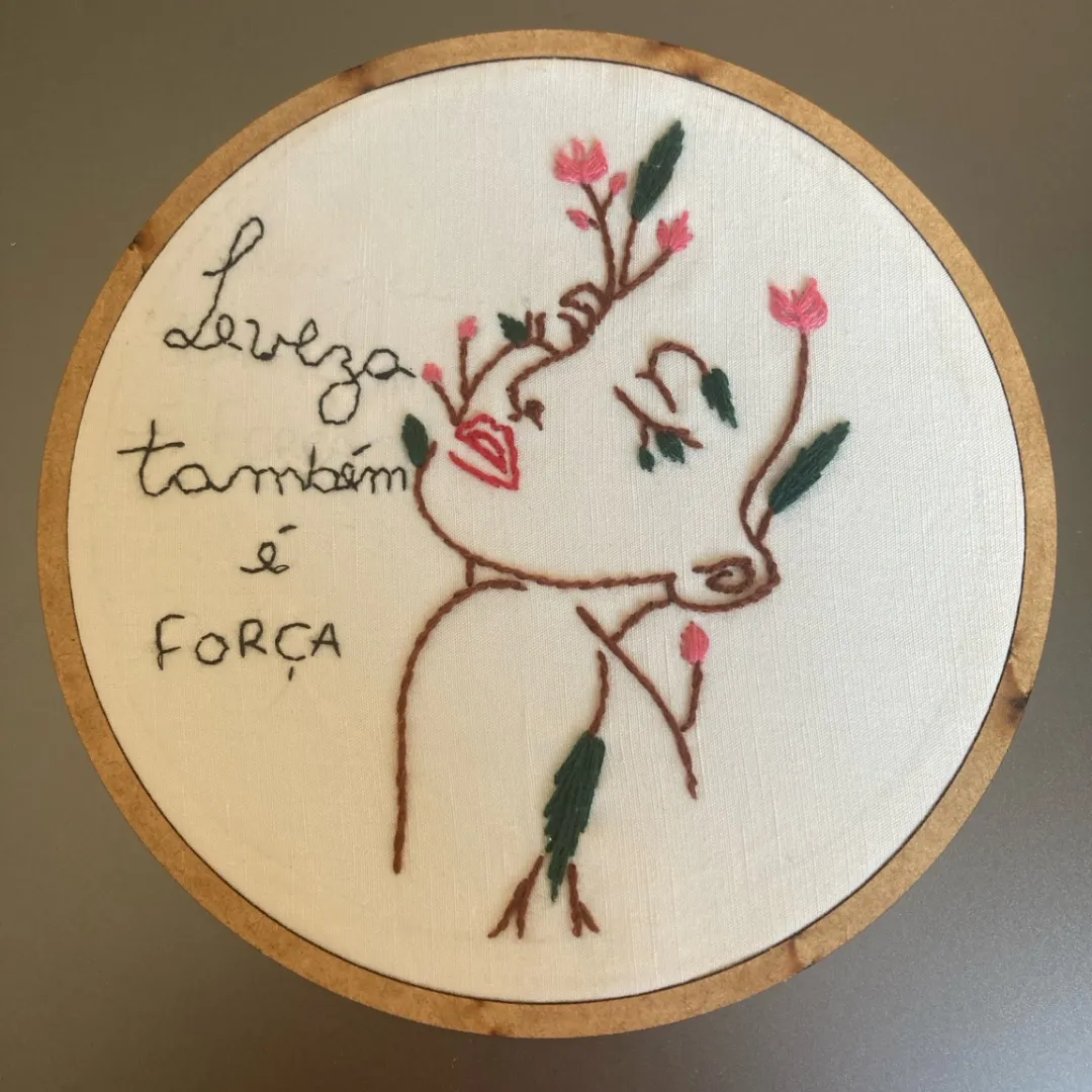 Quadro bordado a mao /leveza também é força