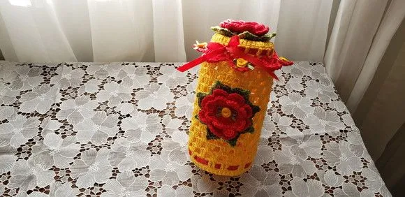 Capa para Potes 500 Grs em Crochê Amarelo Flores Vermelha - foto 3