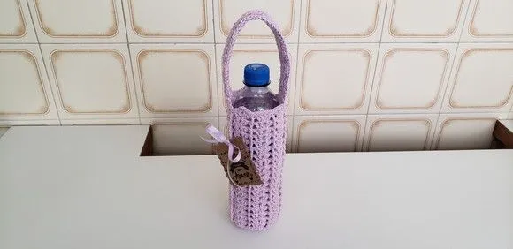 Capa para Garrafinha de Água Mineral em Crochê - Lilás - artesanato de Mari Crochê feito com carinho!
