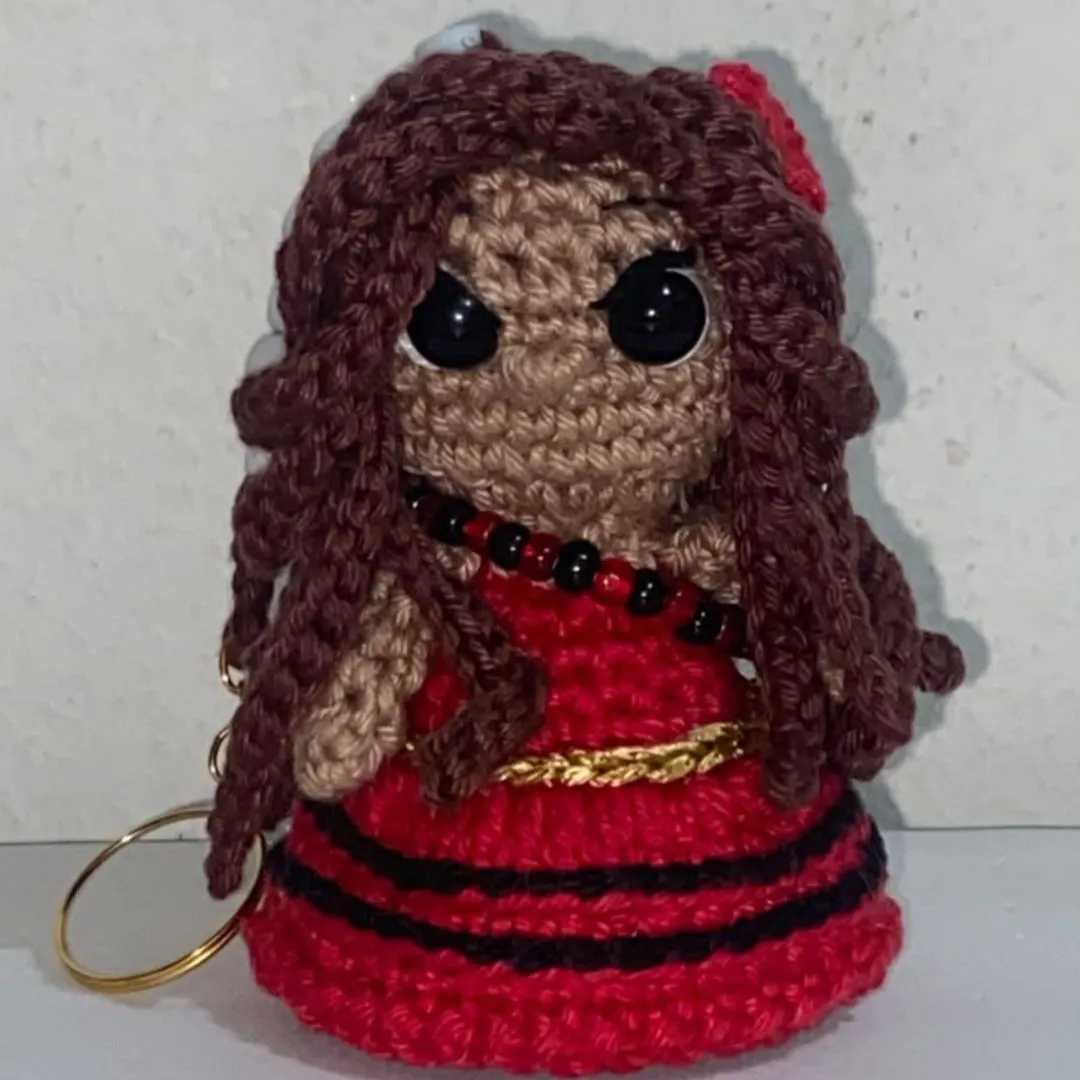 Receita Amigurumi Chaveiro Pombogira Maria Padilha em PDF — Crochê Passo a Passo - artesanato feito à mão por Gandra's Ateliê