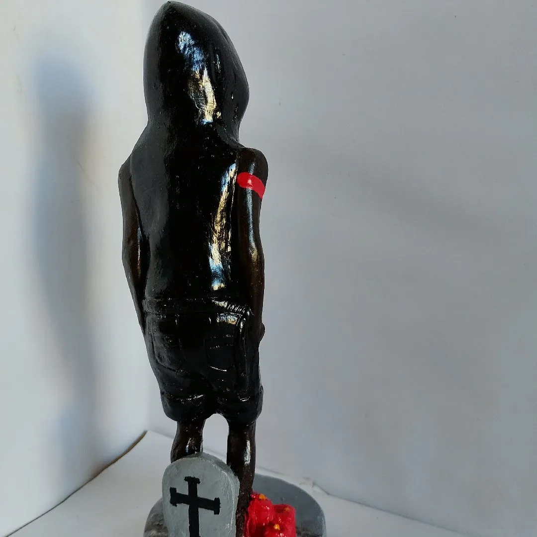 Exu mirim em pé capuz em gesso 20 cm - foto 7