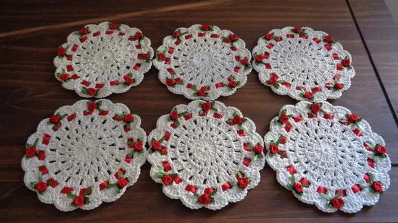 Porta Copos Crochê Branco com Rococó Vermelho 14 cm 6 Unid.